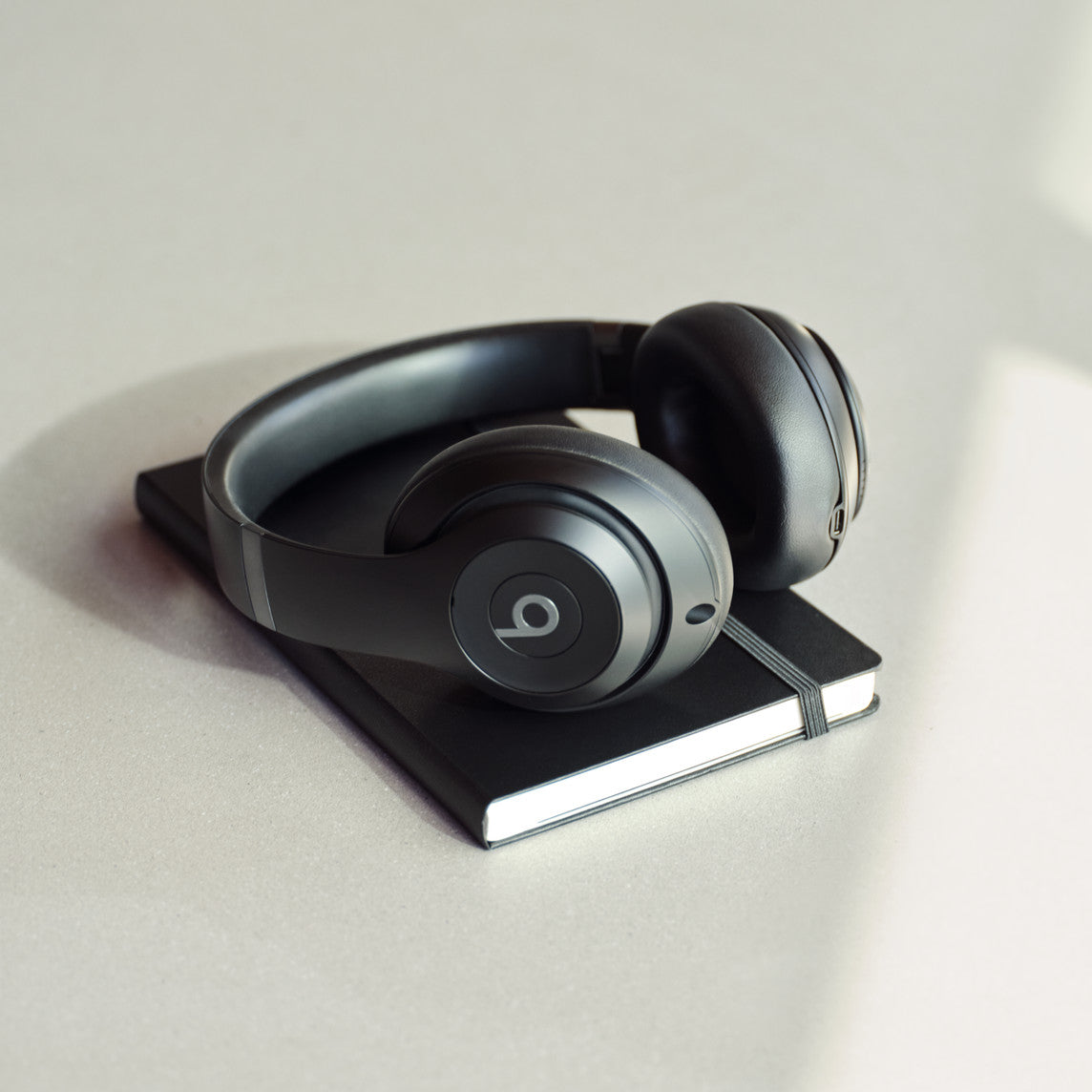 Beats Studio Pro - Black - View 6